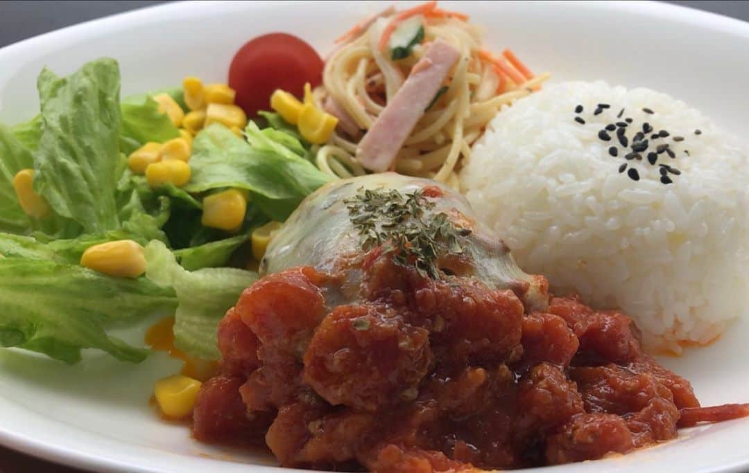 ◆miki◆のインスタグラム：「* * 🤤🤤🤤 * 自分のいつもの味には もぉ～飽き飽きしとりますぅ  だから美味しそうなレシピを 夜な夜な検索🧐  YouTube(クキパパ)で見つけた トマト煮込みハンバーグに挑戦してみました🤤 大人の味付けだったから バターとかケチャップ入れた方が お子ちゃま好きかも❤️❤️  サラダスパゲッティも美味かったわ🤤  今日は実家でご飯🤤🤤🤤 ひゃっほーー‼️‼️  #鈴木さん家の晩御飯 #ハンバーグプレート #ハンバーグ #トマト煮込みハンバーグ #クキパパ料理チャンネル  #サラダスパゲッティ  #デブ #ずっとデブ」