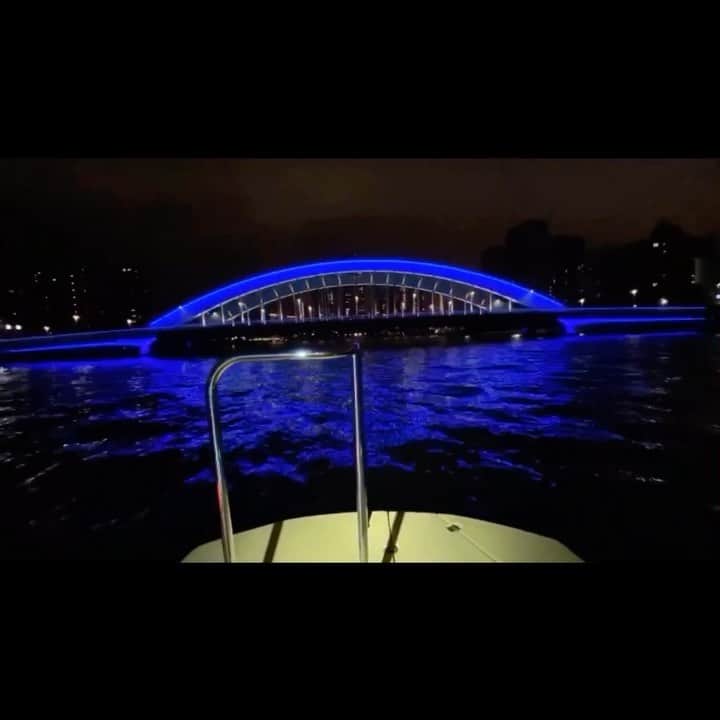TOKYO WATER TAXIのインスタグラム：「隅田川を抜けて東京ベイゾーンへ。  ボートで数々の橋をくぐり抜けて 静寂に包まれた水の上。 ジュエルな光の世界は幻想的。  都心の新しい遊び方です。  #tokyo #nightview #tokyowatertaxi #プライベートチャーター #マイクロツーリズム #地域共通クーポン #gotoトラベル  #夜景クルーズ #隅田川 #水上観光 #watercity」