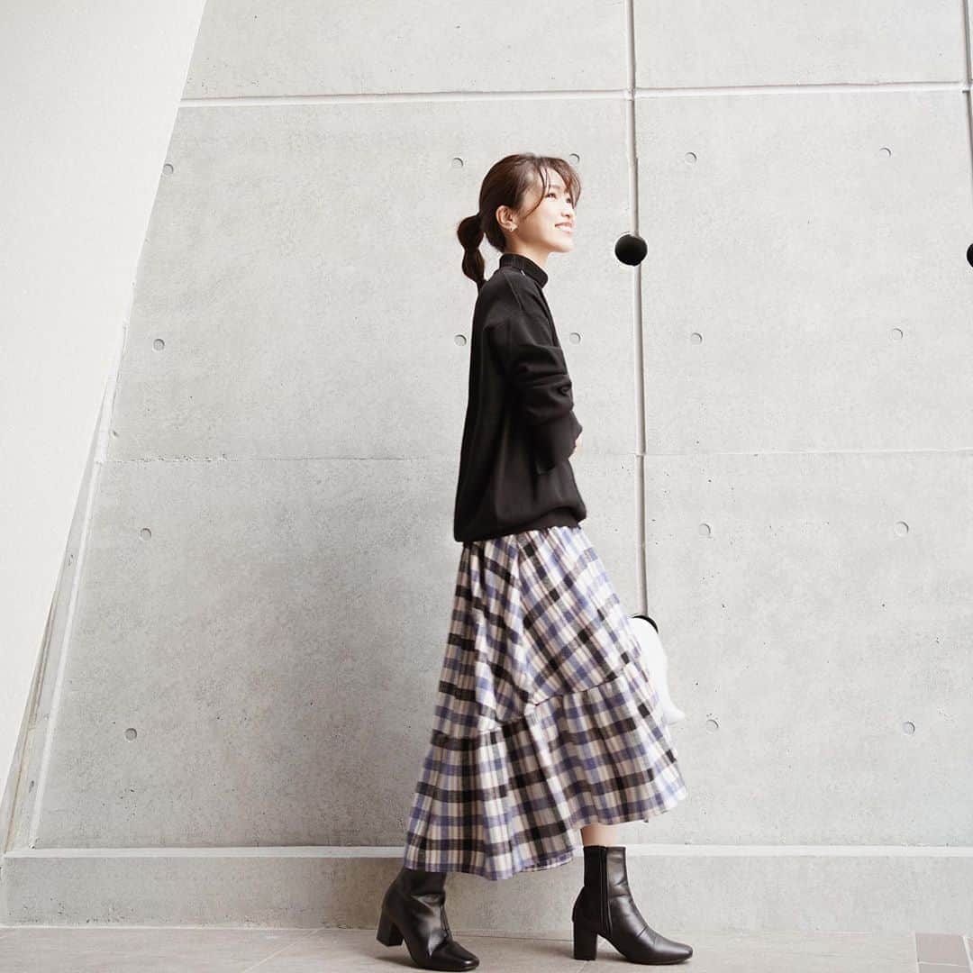 喜田彩子さんのインスタグラム写真 - (喜田彩子Instagram)「﻿ ﻿ 子供達のチェックに合わせて、私も#ラップ風スカート ﻿ こちらもフリマで着てきてくださった方がいて、涙が出そうでした😢💕﻿ ﻿ ネイビーのパーカーと合わせてくださっていてとっても可愛かったです♡♡﻿ ﻿ ﻿ KNIT... @elendeek ﻿ SKIRT... @nostalgia_jp ×MA CHERIEコラボ﻿ SHOES... @sesto_shoes ﻿ BAG... @hermes ﻿ ﻿ ﻿ ﻿ #nostalgia #ノスタルジア #コラボ #hermes #エルメ#에르메스　#hermeslovers #hermesaddict #thehermesworld #エルメス好きな人と繋がりたい #hermesshoes #fashion #outfit #ootd #coordinate #simple  #instagood #mamacode #mom  #엄마 #패션 #156センチコーデ #sサイズコーデ #お出かけコーデ#シンプルコーデ #ファッション #コーディネート #コーデ」11月6日 9時54分 - ayacokida