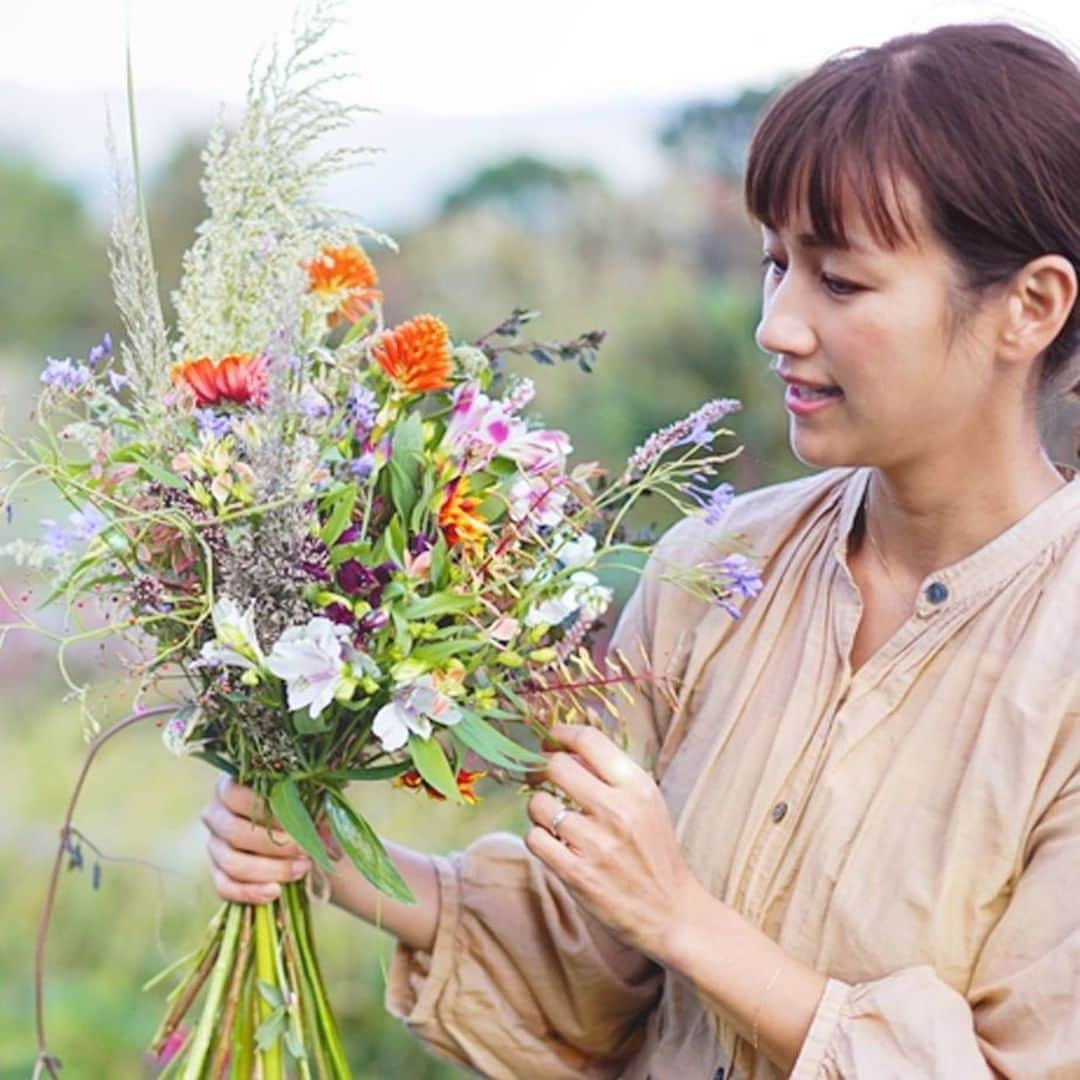 LOVEGREEN -植物と暮らしを豊かに。さんのインスタグラム写真 - (LOVEGREEN -植物と暮らしを豊かに。Instagram)「［前田有紀の一“花”言］ . フラワーアーティストの前田有紀さん( @yukimaeda0117 )が、一家言ならぬ一“花”言と称して、その時期に気になる旬のお花や魅力、そして前田さんならではのアレンジ術などお届けしています。 . -------------------- . 「アルストロメリアの生産で有名な片桐花卉園さんを訪問！」 . 今回は、長野県でアルストロメリアを中心に草花を生産している片桐花卉園さんの農園を訪れた時のことをご紹介します。 . -------------------- . 詳しくはプロフィール( @lovegreen_official )のURLよりチェック🌿 「一花言」から見てみてくださいね🌼 . #秋 #冬 #フラワーアーティスト #フラワーアレンジ  #flower #flowers #アルストロメリア #片桐花卉園 #農園 #草花 #植物 #植物のある暮らし #植物と暮らす #植物が好き #花 #花が好き #花のある暮らし #花と暮らす #春 #LOVEGREENストア #植物と暮らしを豊かに #シンプルライフ #ライフスタイル #暮らし #園芸 #ガーデニング #花束 #花瓶 #一輪挿し #季節の花」11月6日 9時58分 - lovegreen_official