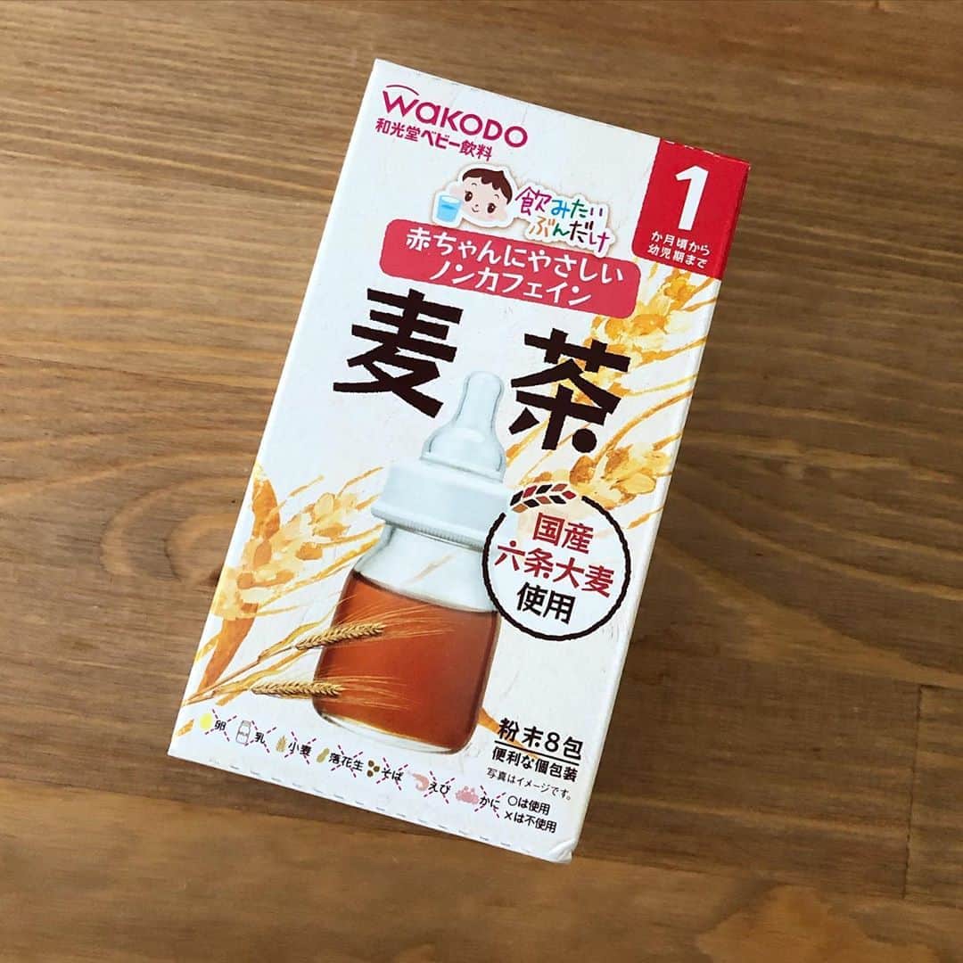 馬渕史香のインスタグラム：「赤ちゃん用の麦茶  これまで保健士さんにも小児科の先生にも「母乳だけで水分補給は十分だよ」と教えてもらってたので、母乳のみやったけど、離乳食がスタートしたのを機にお水とお茶もスタートしてみた✨  おかゆと同じスプーンで飲ませようとしたら、最初は多分ごはんと間違えたのか「いまそれじゃない」と言わんばかりに拒否顔したけど、1回口に入れて違うってわかってから、前のめりで飲んでました笑笑  #あしざわ家 #赤ちゃんのいる生活 #ずぼら主婦 #令和2年生まれ #5月生まれ #男の子ベビー #令和ベビー #babyboy #2020baby #ゼクシィbaby #ベビーグラム #ベビフル #コズレ #ままのて #ゼクシィbabyママ隊」