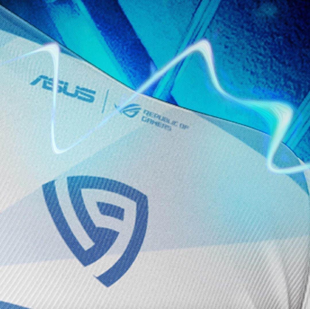 ミゲル・ラジュンのインスタグラム：「Banda esta será la hermosa playera que todos en @19esports usaremos para llegar #ALaCima🔝🔵🔥 A poco no está chingona? Comenten quién quiere una 🙋‍♂️🙋‍♀️」