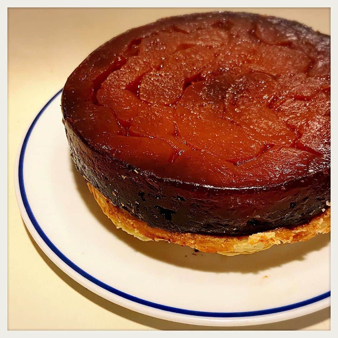 kumikoのインスタグラム：「青森から紅玉が届いたので今季2つ目タタン。 焼きの約3時間は何もしないと寝てしまう（なにせスタートが遅い）ってことでずっと気になっていたコーヒーミルを入れる箱を自作。20年前から取ってあった（忘れてたとも言う）包装紙がやっと日の目を見た！やった！ 今まで生地は冷凍パイシートを使っていたけど（生地まで作る余裕がなかった）次回は生地作りもトライすることとする。 せっかちな癖に要領が悪い為、1歩進んで2歩下がる感じ（笑） 3年越しのタタン作り、理想のタタンにはまだまだ遠い。。。  #タルトタタン #タタンチャレンジ」