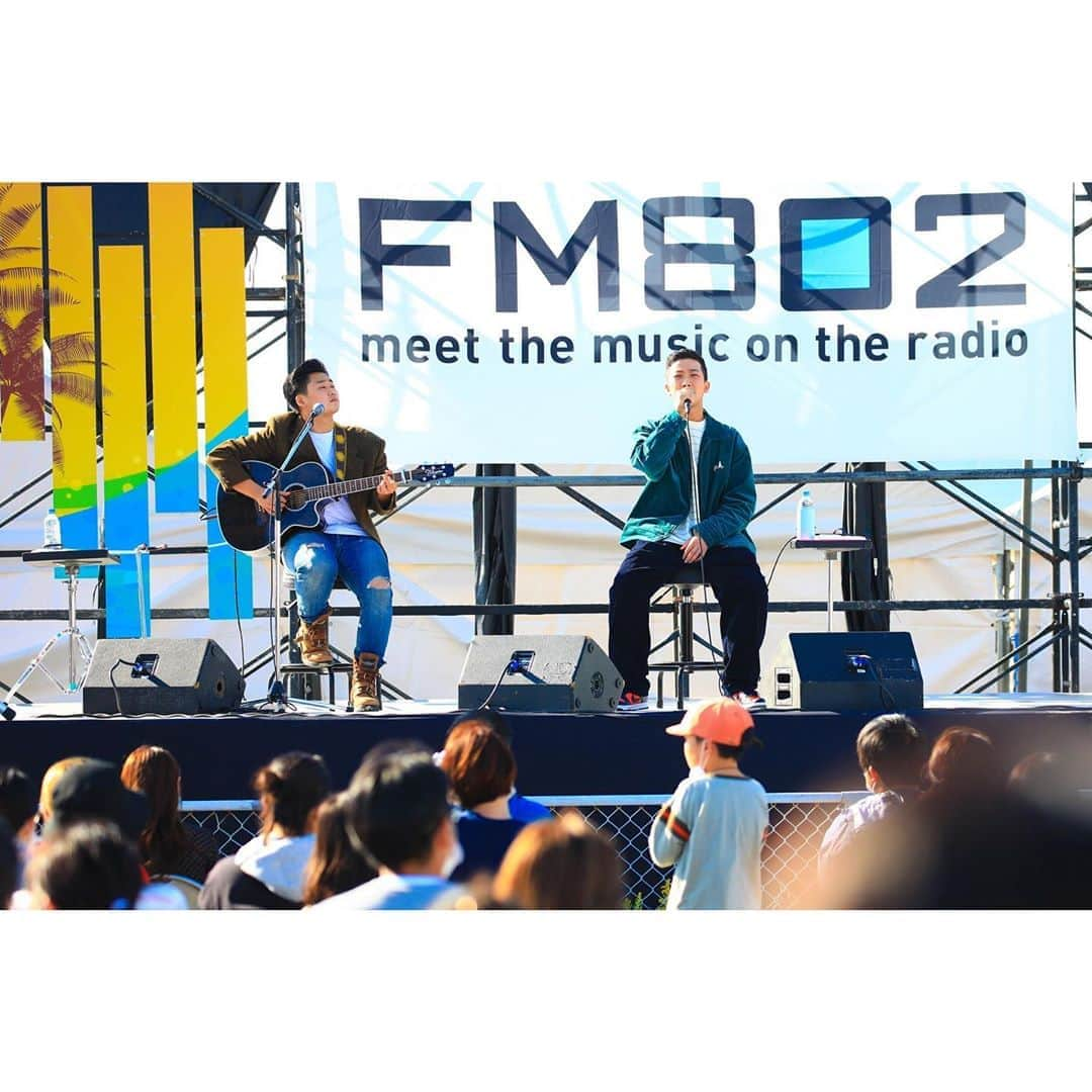 FM802さんのインスタグラム写真 - (FM802Instagram)「FM802 HOLIDAY SPECIAL 和歌山マリーナシティ presents SEASIDE PLEASURE☀   続いては瑛人がオンステージ✨ 風が気持ちのいい海辺のステージで歌いあげました🎤  Photo by 渡邉一生  #FM802  #瑛人 #中島ヒロト #加藤真樹子」11月6日 10時02分 - fm802_pr