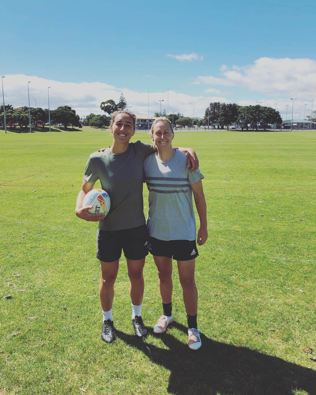 サラ・ゴスのインスタグラム：「Back full time with my favourite training partner 🤟🏽🖤🏃🏿‍♀️ #7s」