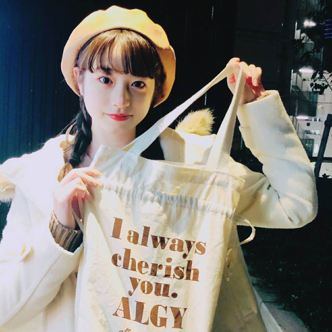 ニコ☆プチのインスタグラム：「おはよ〜😚 あやなのふろくの使い方だよ！ブラウンコーデに合わせると、めちゃめちゃかわいいね…🤨💞 雪国少女感🥳♡  今月号の付録はアルジーさんのトートバッグ!! ロゴの色や形すごくオシャレで可愛くて、お気に入りです💕 サイズもちょうど良いので、めっちゃ使いやすいです😁 私はお出かけの時のバックにしました🛍 コーデもロゴの色に合わせてブラウンにしました！  #ニコプチ #ニコプチふろく #プチモのふろくの使い方  #ニコプチふろくのある生活  #アルジー #ALGY #ふろく #葛西杏也菜」
