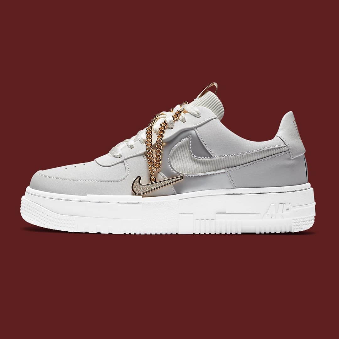 HYPEBEASTさんのインスタグラム写真 - (HYPEBEASTInstagram)「@hypebeastkicks: Continuing to deliver new takes on the classic Air Force 1, @nike has brought a chain accessorized colorway of the Air Force 1 Low Pixel. Coming in “Summit White,” the women’s model is dressed in a leather light grey leather accented by corduroy elements. Providing some textural contrast, the thick-ribbed textile appears on the tongue and on the Swoosh cutouts. Additional branding comes in the form of 3D “Nike AF1” illustrations applied on the tongue tags, printed insoles, and heel tab. Priced at $100 USD, these are set to drop sometime this month.⁠⠀ Photo: Nike」11月6日 10時05分 - hypebeast