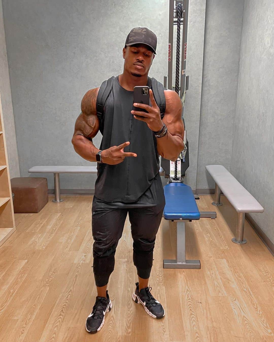 Simeon Pandaさんのインスタグラム写真 - (Simeon PandaInstagram)「Consistent training + cardio + balanced diet = Lean 365 days a year 💪🏾  👉To download my diet & full training routines, visit SIMEONPANDA.COM⁣ ⁣ 👉 Be sure to SUBSCRIBE to my YouTube channel: YouTube.com/simeonpanda 👈⁣⁣⁣⁣ Many more 🏠 home workouts all FREE at Youtube.com/simeonpanda ⁣⁣⁣⁣ ⁣ 💊 Follow @innosupps INNOSUPPS.COM ⚡️ for the supplements I use👌🏾⁣⁣  #simeonpanda」11月6日 10時08分 - simeonpanda