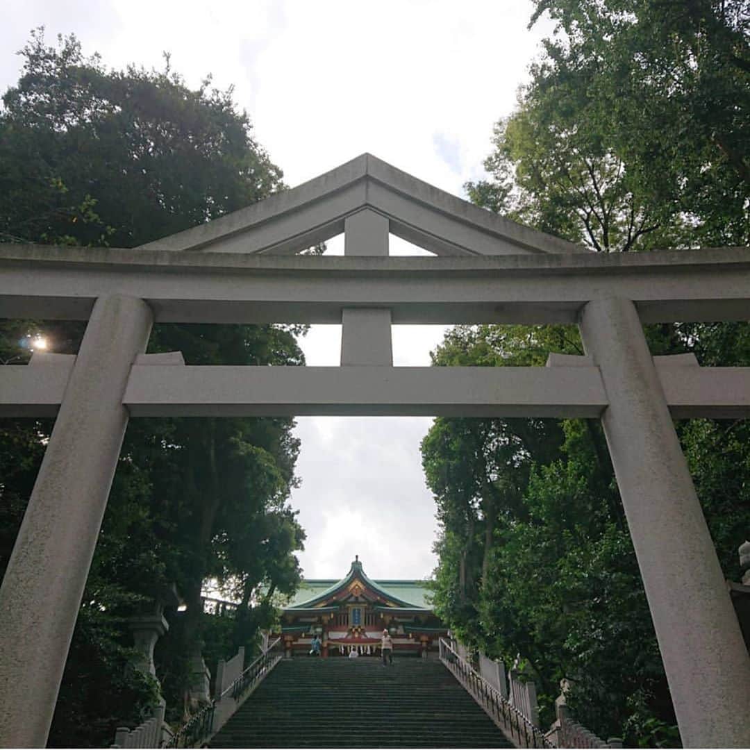 武藤乃子のインスタグラム：「⛩ 赤坂の日枝神社。  収録の空き時間に、フラ〜っと。 去年のお話し。だいぶ時差。笑  #日枝神社  #神社  #空き時間  #散歩  #時差投稿  #去年」