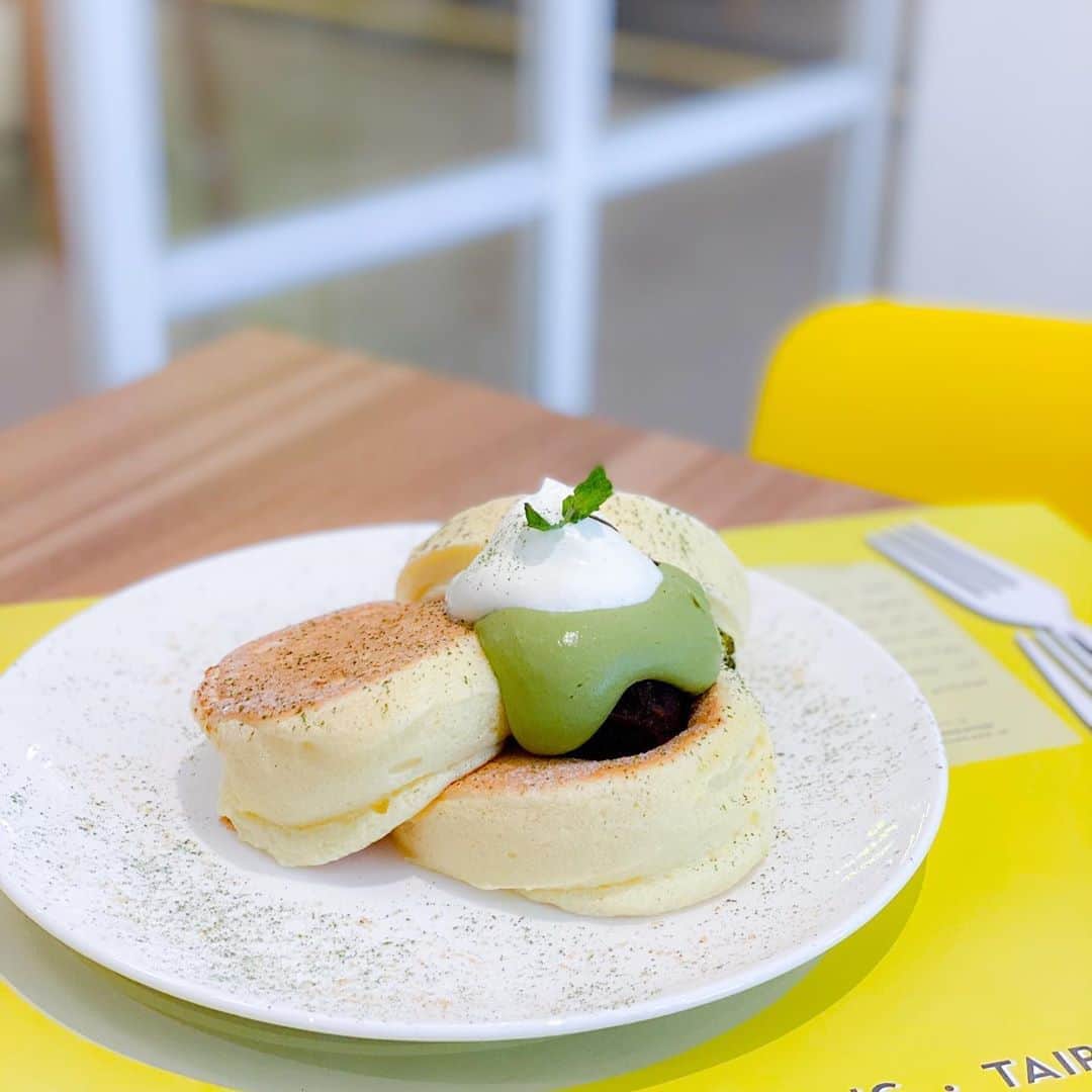 のインスタグラム：「1 , 2 or 3?  My favourite soufflé pancakes speciality store @flippers.singapore from Japan opens today in Singapore! Yayyyy woohoo  We can’t travel back to Japan this year but Japan is coming to us 🥞   FLIPPER’S Singapore  Opening today - 6 November 2020 Address: Takashimaya S.C., Ngee Ann City 391A Orchard Rd, #B1-56, Singapore 238873 Opening hours: Daily, 10.30am to 9.30pm (last order at 8.30pm)  Me and @alainlicious stuffed ourselves silly yesterday cause we loved them. I think I last I ate these was last spring 🌸 😢 when I was back in Japan at their Jiyougaoka store」