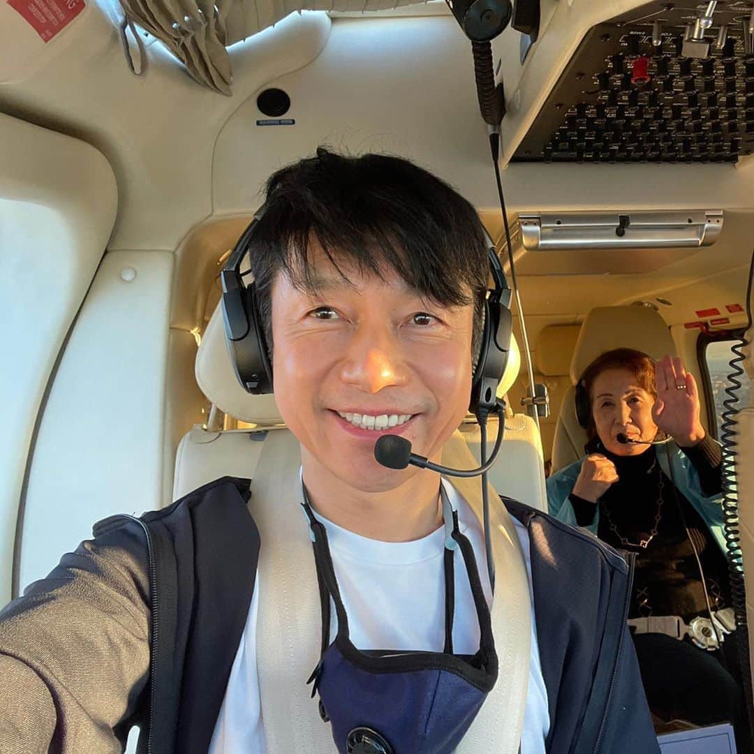熊谷正寿のインスタグラム：「母に紅葉を見せたくてひとっ飛び。  #pilot #aw109 #helicopter #helicopters #agusta#agustawestland #パイロット #ヘリコプター #紅葉」