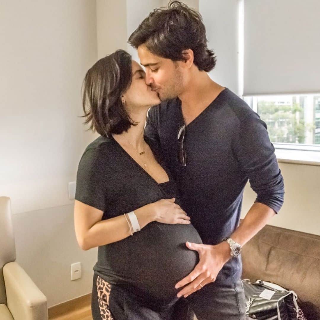 のインスタグラム：「#tbt da nossas últimas fotos grávidos!!!! 💙 Eu imaginava, mas não chegava nem perto do tamanho do amor que sentiria em tão pouco tempo ao ter meu filho nos meus braços! 💙  Assim como arrumei o quartinho, fiz o enxoval dele tb durante  a gravidez me informei bastante de tudo que poderia ser benéfico pra saúde do meu pequeno e foi assim que conheci a @criogenesisbio. No parto foi feita a coleta do sangue e tecido do cordão umbilical, que ficarão armazenados e se um dia for preciso, é a única garantia de compatibilidade completa com o bebê! ✨  . . Detalhe pro tamanho da minha barriga 🤭」