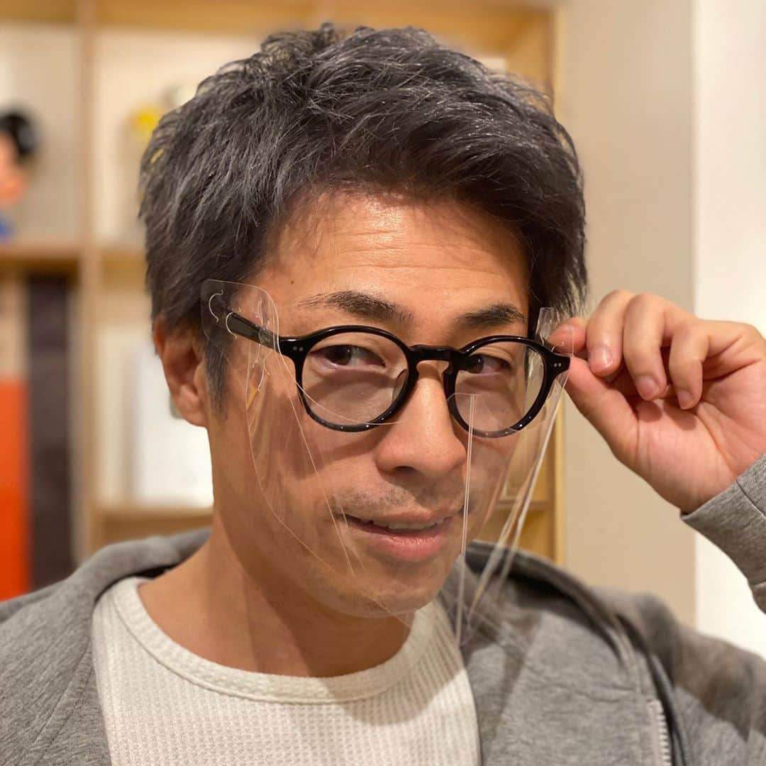 田村淳さんのインスタグラム写真 - (田村淳Instagram)「眼鏡に取り付けるマスクもらった！ すごく楽^_^耳への負担軽減♡ これからロケだからこれを使おう！  みんなはどんなマスク使ってますか？」11月6日 10時26分 - atsushilb