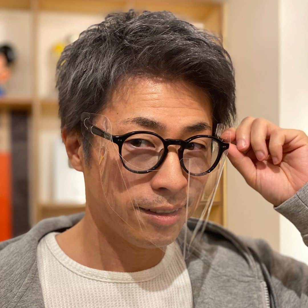 田村淳のインスタグラム：「眼鏡に取り付けるマスクもらった！ すごく楽^_^耳への負担軽減♡ これからロケだからこれを使おう！  みんなはどんなマスク使ってますか？」