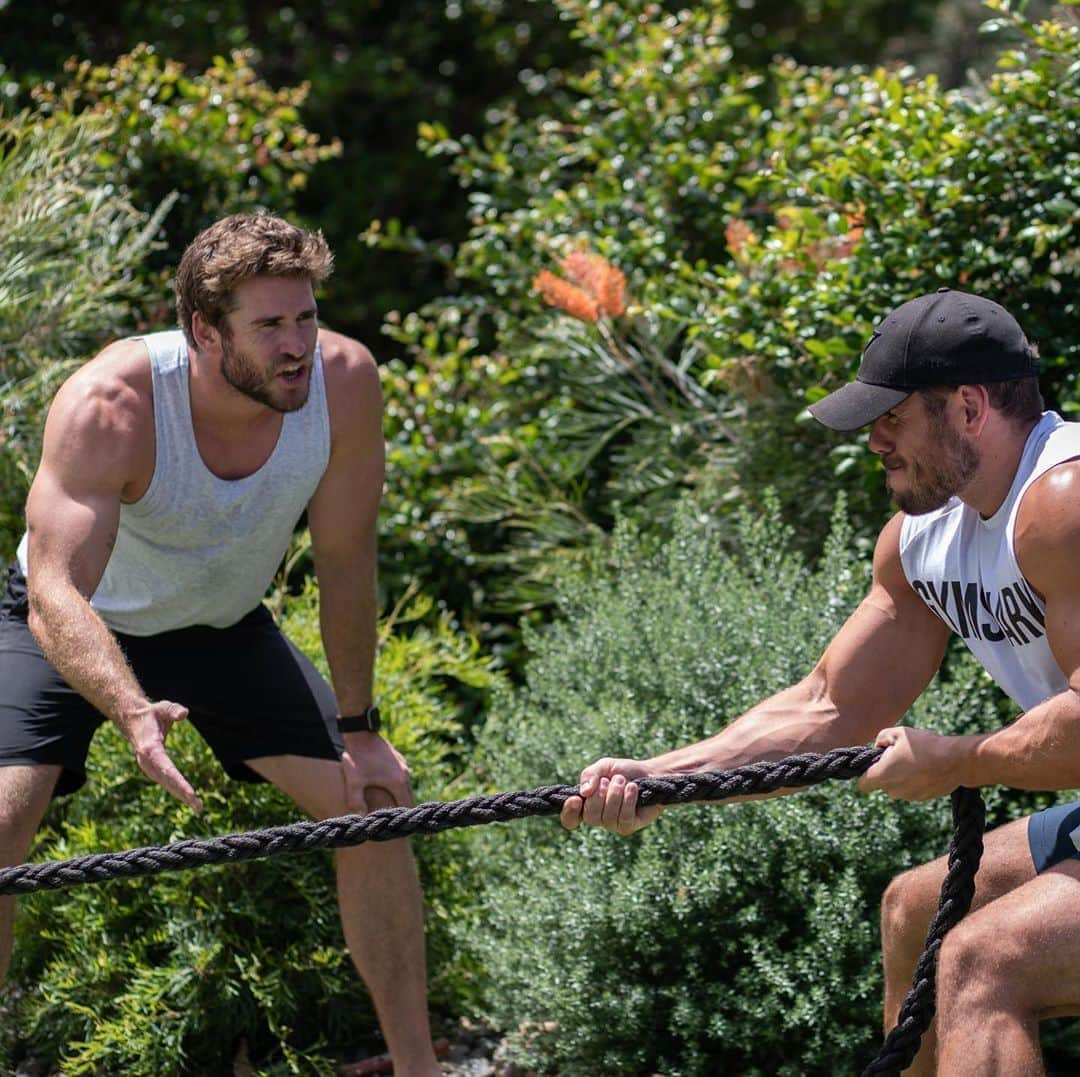 リアム・ヘムズワースさんのインスタグラム写真 - (リアム・ヘムズワースInstagram)「It’s always a pleasure keeping @rossedgley focused during our workouts. #gymbuddiesforlife」11月6日 10時33分 - liamhemsworth