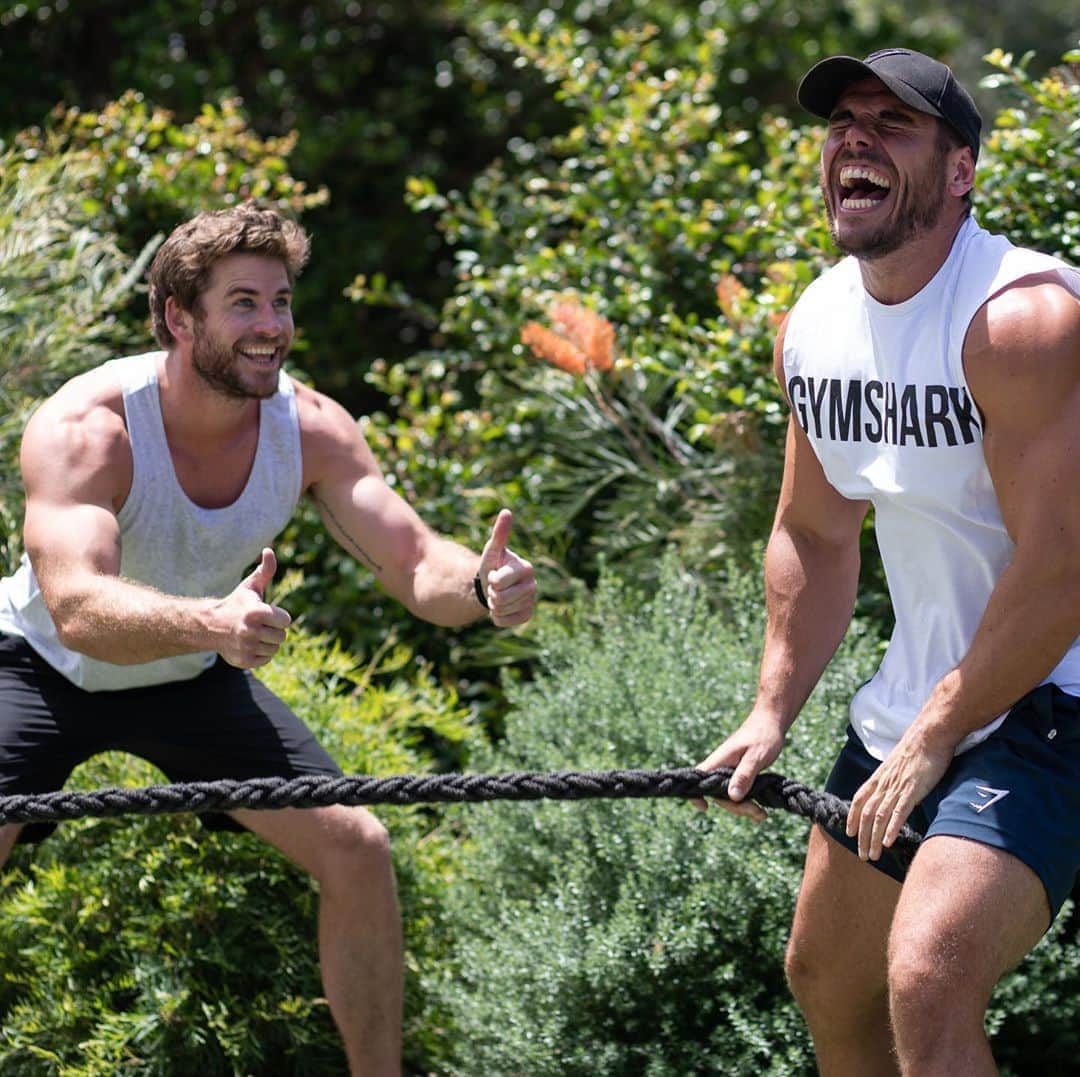 リアム・ヘムズワースのインスタグラム：「It’s always a pleasure keeping @rossedgley focused during our workouts. #gymbuddiesforlife」
