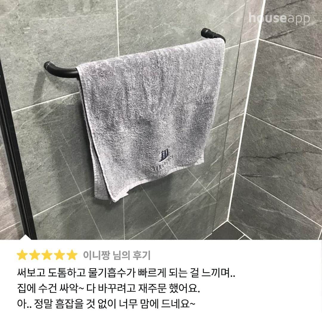ingerliselilleさんのインスタグラム写真 - (ingerliselilleInstagram)「🚨한정수량 10%할인🚨 수건집 딸이 만든 수건 (feat. #송월타월) 창고이전으로 인한 한정수량 할인판매!  ✔할인가 : 5장 2만원대 (10% 할인) ✔할인기간 : 11월11일까지 (한정수량 소진 시 즉시종료)  ※색상별로 약 20세트~70세트 정도 밖에 남지 않았으니 빠르게 주문해주세요. (화이트/초코렛 색상은 품절되었습니다.)  태어날 때부터 지금까지 쭈욱 수건집 딸로 지내온 경험을 바탕으로 탄생된 레브타월 '월드마블 시리즈' 입니다.  30년 넘게 송월타월 공식 대리점을 운영하신 부모님과 송월타월 본사 직원분과의 의논 끝에 디자인도, 퀄리티도 좋은 수건을 제작했다고 하니 당연히 신뢰가 갈 수 밖에요.  하우스앱에서만 현재까지 누적구매 약 3,000건 사용후기 4.8점으로 매우 높은 만족도의 상품이예요. 사용하신 고객님들의 재구매율도 아주 높습니다.  흡수율을 더 높이기 위해 타월 파일을 조금 더 얇게 만들었구요. 동일한 180g의 중량임에도 더욱 더 톡톡해졌지요. 물론 최고급 코마사의 40수는 동일합니다. 포근함과 뽀송함을 더욱 더 느끼실 거예요.  월드마블 시리즈는 송월타월에서 제작한 수건으로 1세트는 동일 컬러 5장으로 구성되며, 1세트 내 컬러 혼합은 불가입니다.  송월타월은 전세계가 인정하는 섬유제품 품질인증, 유해물질 시험통과를 받은 OEKO-TEX 라벨이 붙은 제품입니다.  #데일리수건 #수건추천 #데일리타월 #수건 #타월 #송월 #수건집딸 #수건집딸이만든수건 #레브타월 #월드마블시리즈」11月6日 10時34分 - houseapp_official