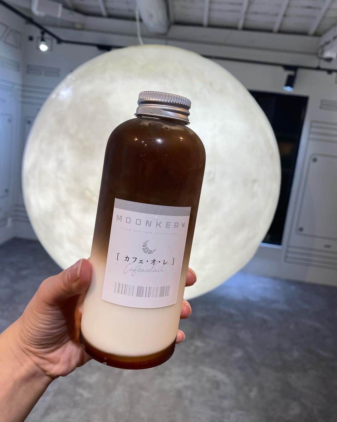 YOUKORINさんのインスタグラム写真 - (YOUKORINInstagram)「月と私とカフェオレと#難波#難波カフェ#moonkery#月#宇宙#アベンジャーズポーズ#ウルヴァリンのつもり#ニーハイブーツ#げっとん#買って履いて帰る#台湾#紅茶#カフェオレ#アーモンドカフェオレ」11月6日 10時36分 - xxy0uc0riinxx