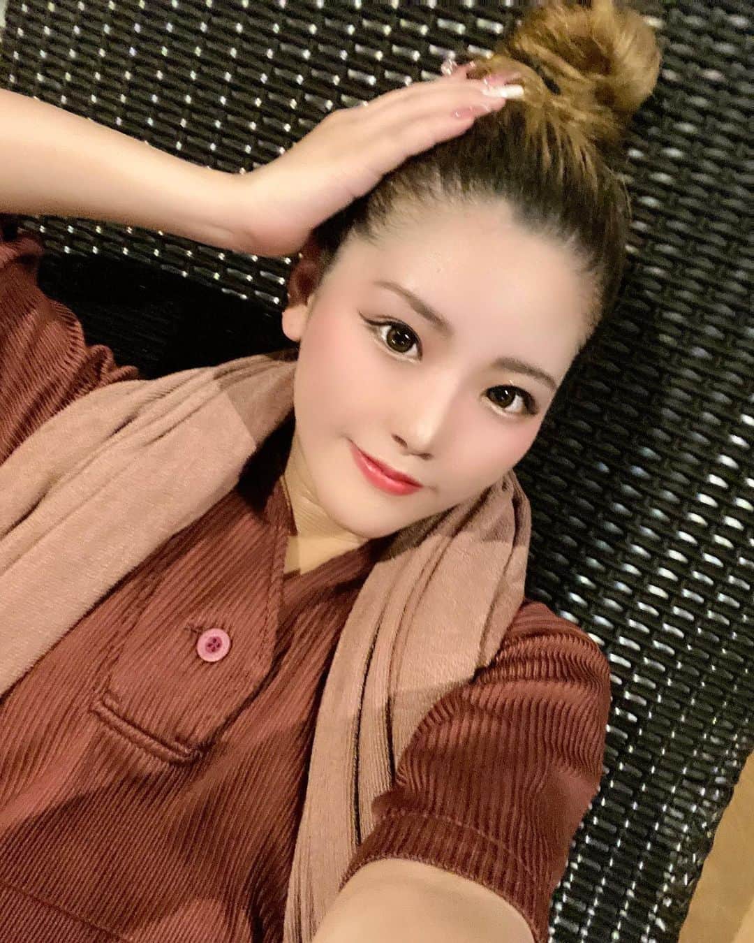 のインスタグラム：「❤︎ 岩盤浴shot♨️Part2 ストーリーにすっぴんですか！？ みたいなコメントあったんですけど ナチュラルメイクからの汗書いて ちょっと落ちてるかなー？くらいで 全然すっぴんではございません🙏笑 普段とすっぴんの間くらいかな✌🏻 . #岩盤浴#水春松井山手#水春  #インスタ映えスポット#インスタ映え」