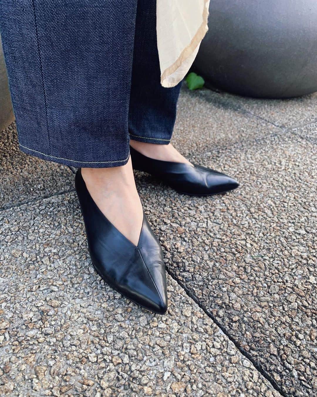 春名亜美さんのインスタグラム写真 - (春名亜美Instagram)「先日、YOSHITO様の展示会にご招待頂き、行ってきました👞  YOSHITO様の靴を何足か試着したのですが、どれも驚くほど皮が柔らかくて、履き心地がいい😳✨  見た目は、エレガントでかっちりとした印象なので、足入れした時の足が包み込まれるような柔らかい履き心地のギャップに驚きでした。  オフィスコーデにもナチュラルコーデにも使えるデザインなのも素敵でした♡  私は欲しかった甲深パンプスのブラックを🥿 この形可愛すぎる♡♡♡ ほどよいヒールで足が綺麗に見えるし、本当履き心地良し☺️ ・ ・ ・ @yoshito_shoes #YOSHITO #ヨシト #履きやすい靴 #パンプス #感動のパンプス #pr #coordinate  #ママコーデ #ママコーディネート #ootd #outfit」11月6日 10時48分 - amiharunaami