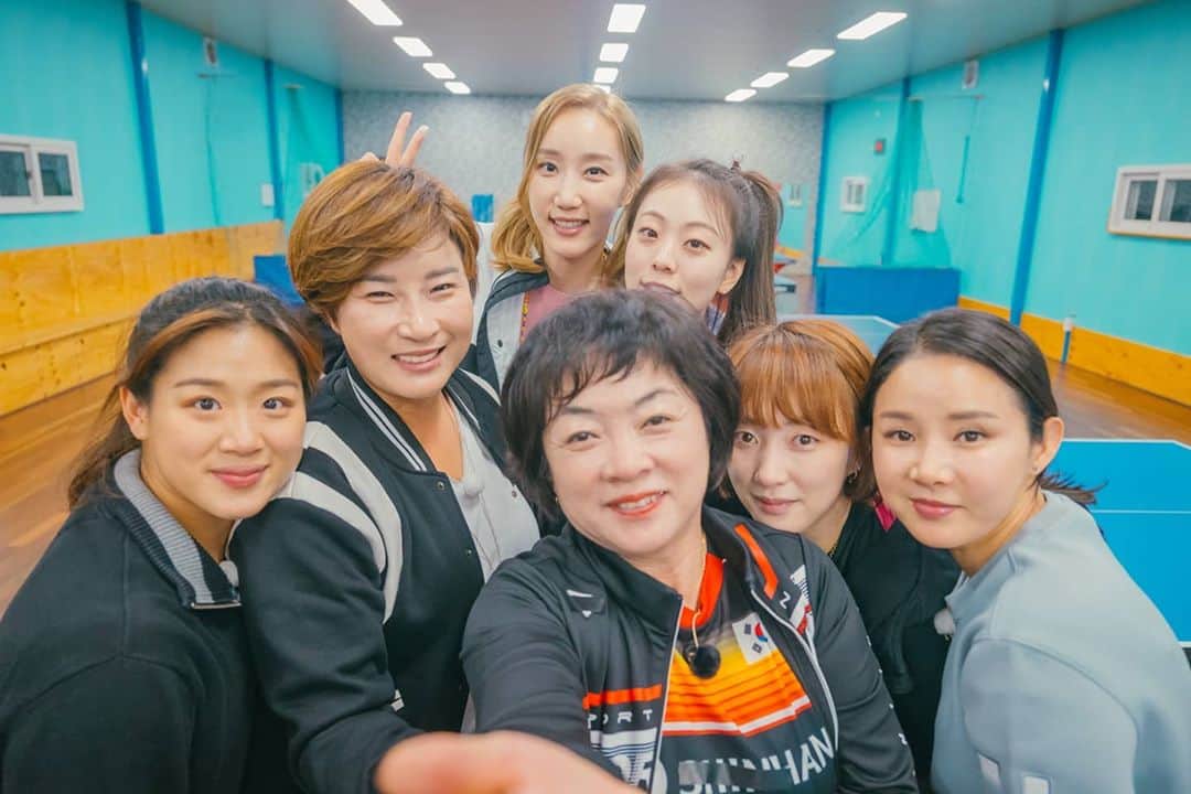 ソ・ヒョウオンさんのインスタグラム写真 - (ソ・ヒョウオンInstagram)「우리 엄마랑 같이 탁구도 치고 게임도 하고 언니들과 동생들과 같이 사진 찰칵! 🥰😃」11月6日 10時43分 - suh_hyowon_