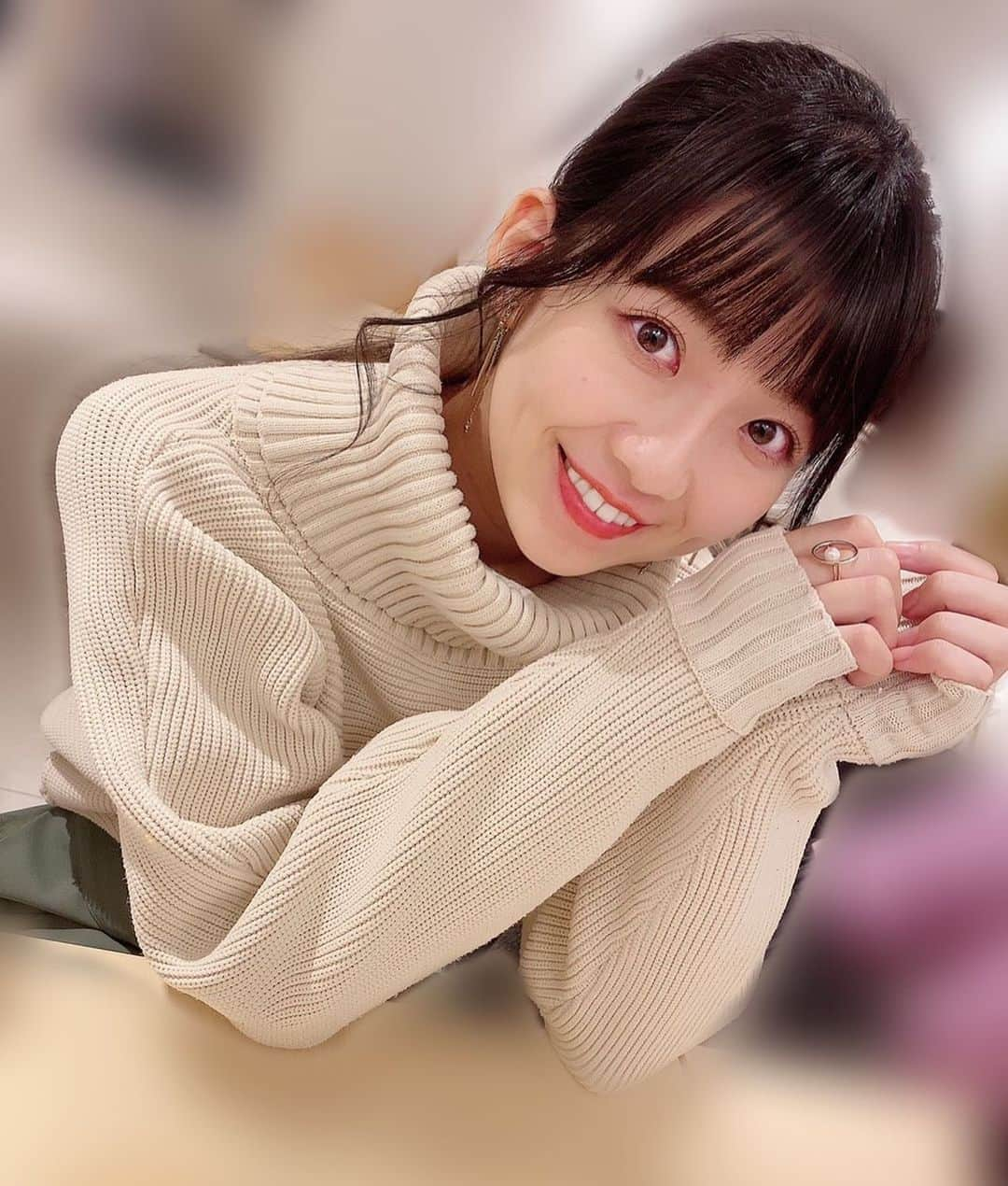 磯原杏華さんのインスタグラム写真 - (磯原杏華Instagram)「肩パッド入ってる？ #よく聞かれる #肩が凶器 #とんがってる #肩が刺さるから横向きで寝られない   急に寒くなったね❄️」11月6日 21時43分 - isoharakyoka_box