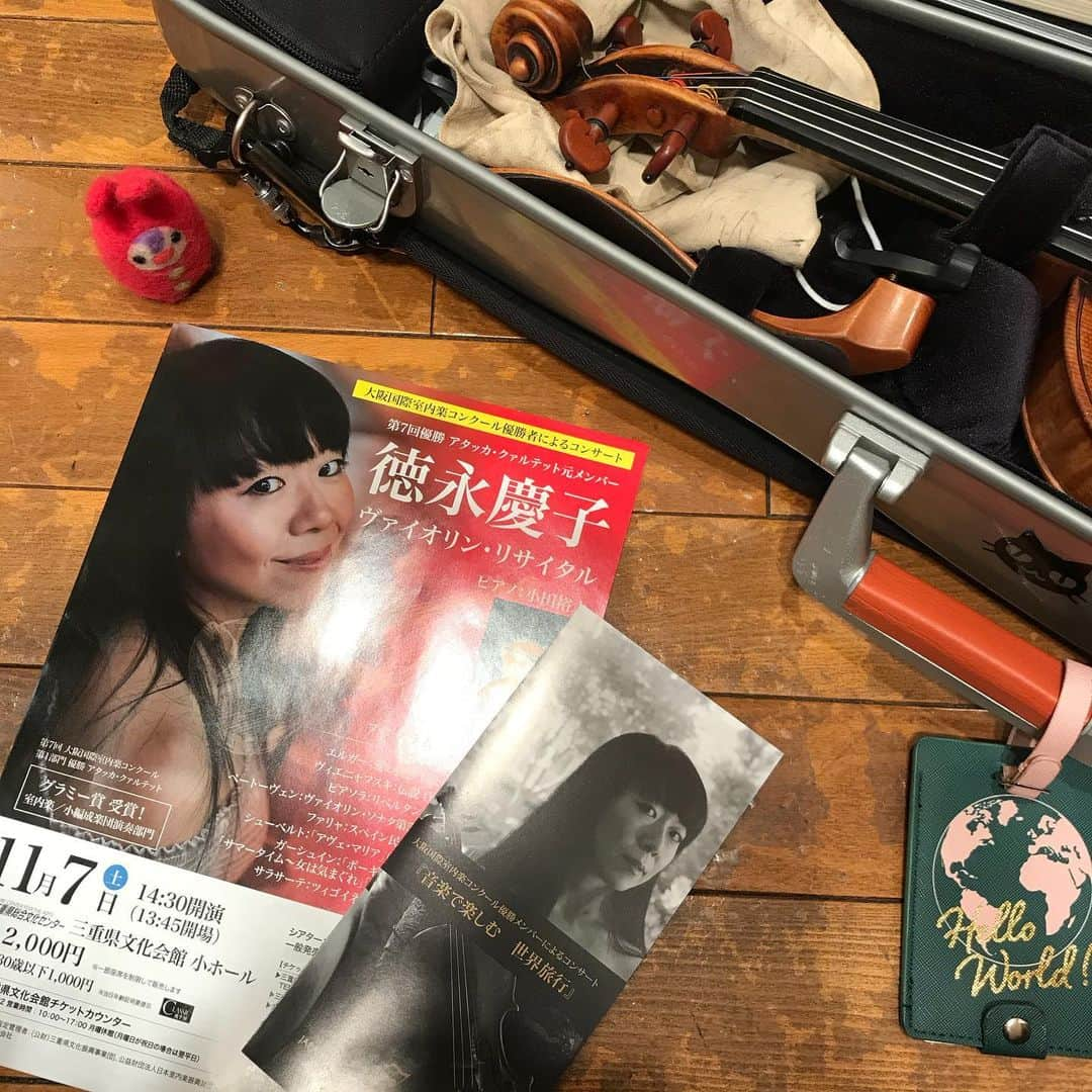 徳永慶子さんのインスタグラム写真 - (徳永慶子Instagram)「いよいよ明日は三重公演！バッチリリハーサルもしたし、あとはご飯食べてゆっくり寝るだけ〜😊  当日券も数枚残っているかも？なので、お近くの方は是非三重県文化会館にお問い合わせください❤️  #エッセイ漫画 #エッセイマンガ #コミックエッセイ #インスタ漫画 #絵日記 #イラストエッセイ #クラシック音楽 #ヴァイオリン #バイオリン #ヴァイオリンコンサート #ヴァイオリニスト #ヴァイオリンのお稽古 #ヴァイオリンレッスン #バイオリンレッスン #ジュリアード #バイオリニスト #バイオリンキッズ #クラシック好きな人と繋がりたい #三重 #三重県文化会館 #津 #大阪国際室内楽コンクール優勝記念コンサート #小田裕之 #リサイタル #相棒」11月6日 21時39分 - keikonomanga