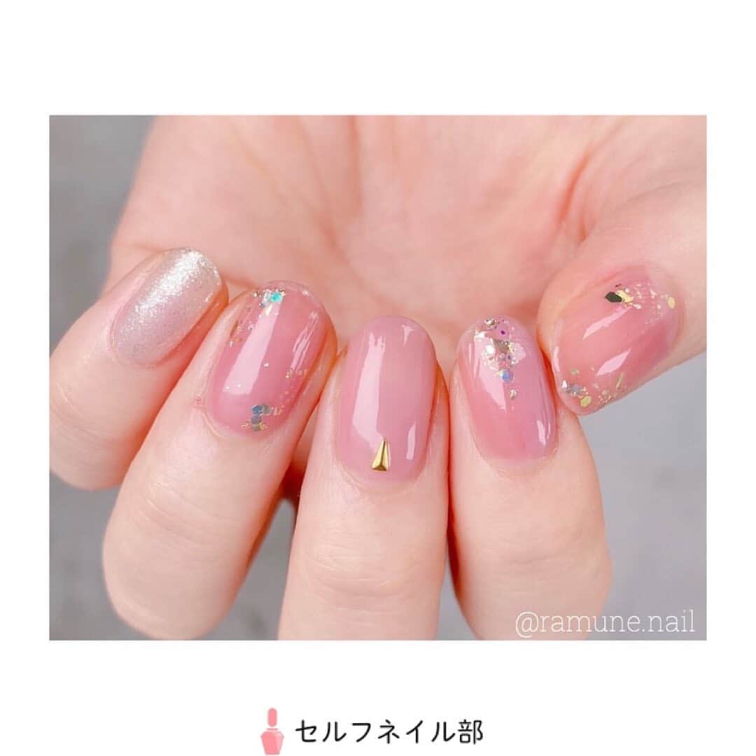 セルフネイル部 公式アカウントのインスタグラム：「(@ramune.nail)さんの、﻿ 「透け感大人ピンクネイル」を紹介します💅﻿ ﻿ ○やり方﻿ ベースコートを塗布﻿ →小指にカラフルネイルズ n20を1度塗り→中指と人差し指の右半分にカラフルネイルズ n08を一度塗り﻿ →親指、薬指、人差し指の左半分にシュガードールオールインワンネイル08を薄く三度塗り﻿ →薄くトップコートを塗りホロを親指、薬指の左上と右下、人差し指の先端から中央にかけて載せる﻿ →中指に三角のパーツを載せる﻿ →トップコート二度塗り﻿ ﻿ ○使用したもの﻿ キャンメイクカラフルネイルズ N08﻿ キャンメイクカラフルネイルズ N20﻿ シュガードールオールインワンネイル08﻿ キャンメイクジェルボリュームトップコート﻿ ホロ→マティエール シャインMIXグリッター六角ホログラム入り ゴールド﻿ ﻿ ○ポイント﻿ 透け感を出すために、たっぷり塗りすぎないようにするのがポイントです😊﻿ ﻿ #ネイル#ジェルネイル#ジェル#セルフネイル#セルフネイル部#セルフジェルネイル#セルフジェル#マニキュア#ポリッシュ#ネイルアート#セルフジェルネイル部#ほぼ100均ネイル#ネイルシール#100均ネイル#美甲#셀프네일#ポリッシュネイル﻿ #nail#polish#selfnail#nailpolish#nails#japannail#nailart#instanail」