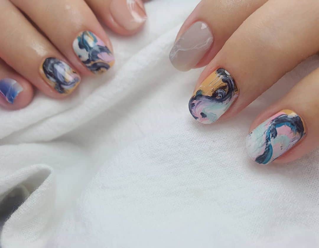 Yingさんのインスタグラム写真 - (YingInstagram)「Design inspired by @naomisamara  I used PREGEL #871, Pale Sesame, Pale Natural, #907, and Art Liner gels.  Items can be purchased at @nailwonderlandsg 🤗 . . . 🛒 www.nailwonderland.com⁣⁣ 📍20A Penhas Road, Singapore 208184⁣⁣ (5 minutes walk from Lavender MRT)⁣⁣ .  I am currently only able to take bookings from my existing pool of customers. If I have slots available for new customers, I will post them on my IG stories. Thank you to everyone who likes my work 🙏 if you need your nails done, please consider booking other artists at @thenailartelier instead ❤  #ネイルデザイン  #ネイルアート #ネイル #ジェルネイル #nailart #네일아트 #pregel #プリジェル #nails #gelnails #sgnails0」11月6日 21時40分 - nailartexpress
