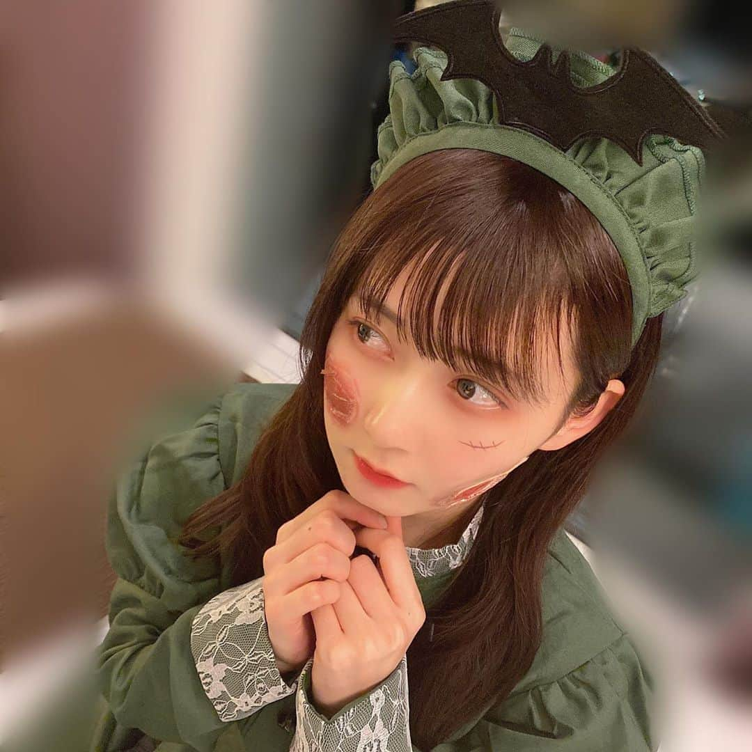 金久保マユ（ぼんぼん）さんのインスタグラム写真 - (金久保マユ（ぼんぼん）Instagram)「先日のハロウィンコスプレ🎃 いっぱい写真撮ったので、載せてみます👻 . . 本日もYouTube更新します！ ぜひ楽しみにしててください…🤍 . . . . . . . . . .  #ハロウィン#ハロウィンコスプレ#ハロウィンパーティー#コスプレ#仮装#ハロウィン仮装#メイド#メイドさん#メイド服#メイク#美意識向上#かわいくなりたい#ともだち#双子#双子コーデ#ポートレート#カメラ好きな人と繋がりたい#カメラ女子#秋コーデ#コスメ#写真#カメラ#ぱっつん#love#anime#helloween#helloweenmakeup#cosplay」11月6日 21時40分 - kanakubo_mei