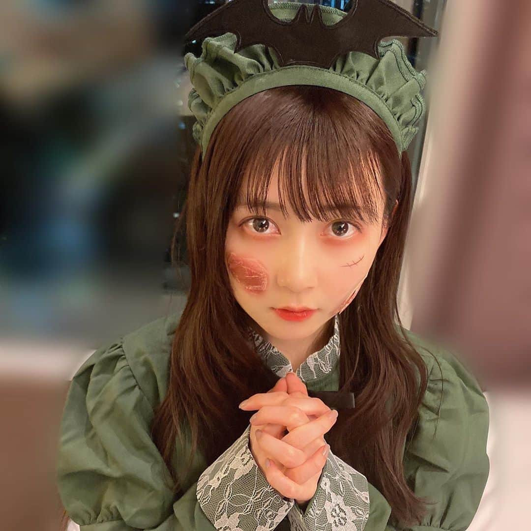 金久保マユ（ぼんぼん）のインスタグラム：「先日のハロウィンコスプレ🎃 いっぱい写真撮ったので、載せてみます👻 . . 本日もYouTube更新します！ ぜひ楽しみにしててください…🤍 . . . . . . . . . .  #ハロウィン#ハロウィンコスプレ#ハロウィンパーティー#コスプレ#仮装#ハロウィン仮装#メイド#メイドさん#メイド服#メイク#美意識向上#かわいくなりたい#ともだち#双子#双子コーデ#ポートレート#カメラ好きな人と繋がりたい#カメラ女子#秋コーデ#コスメ#写真#カメラ#ぱっつん#love#anime#helloween#helloweenmakeup#cosplay」