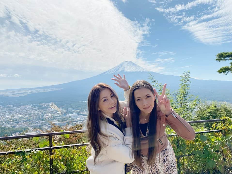 香里奈さんのインスタグラム写真 - (香里奈Instagram)「It was such a fun day🤪 See you next time xxx  With @annatsuchiya0311   #土曜はナニする！？ #関テレ #1107 #2020 #8時30分start #河口湖 #土屋アンナ #annatsuchiya  #魚座a型同士  #香里奈 #karina #checkthisout」11月6日 20時15分 - karina_official_221