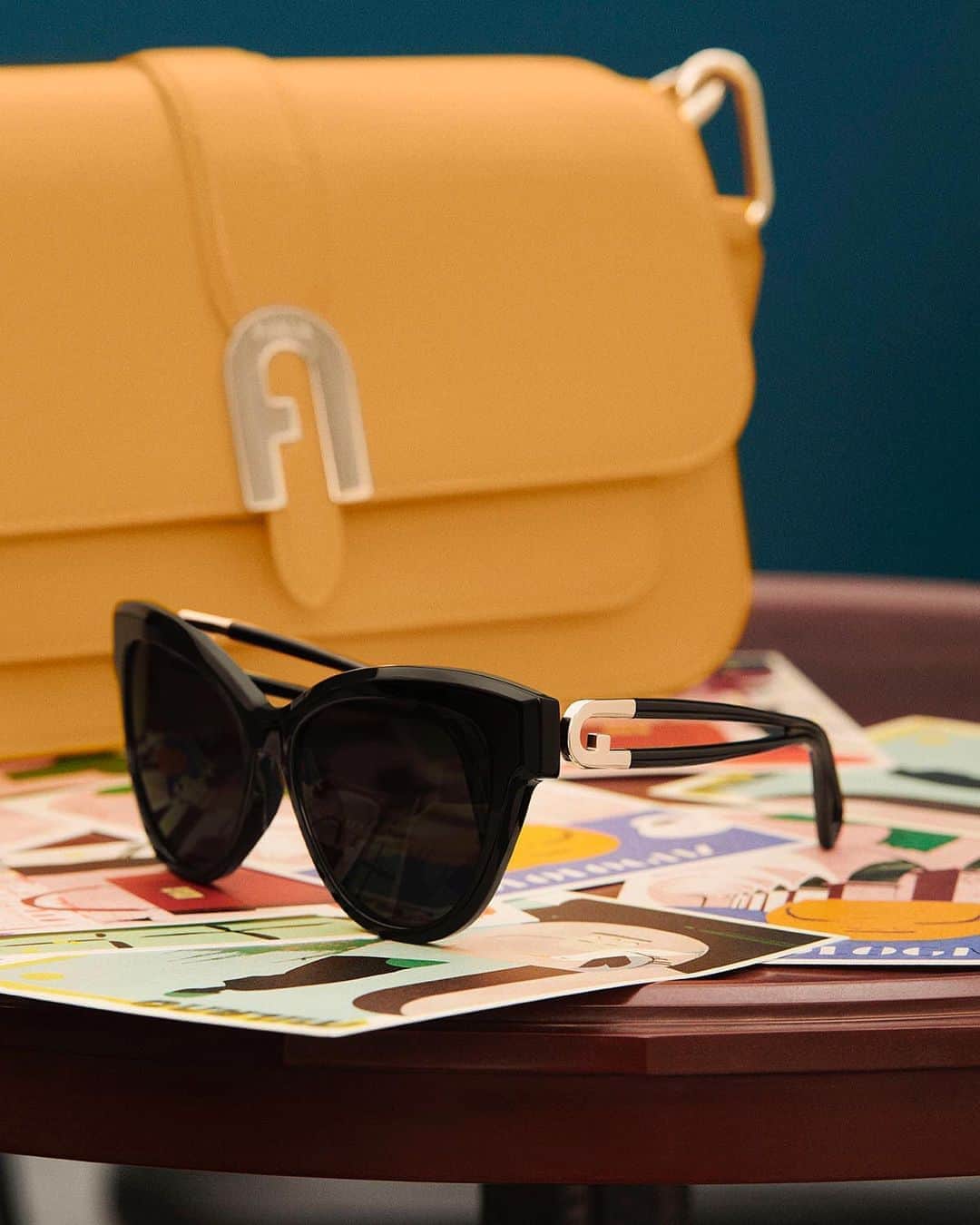 フルラのインスタグラム：「Furla on Furla for a matching look. Frame your style with the Furla Sunglasses, linking details with the Furla Sofia L tote.   #thefurlasociety #furlafeeling #newcollection #furla #accessories #fashion」