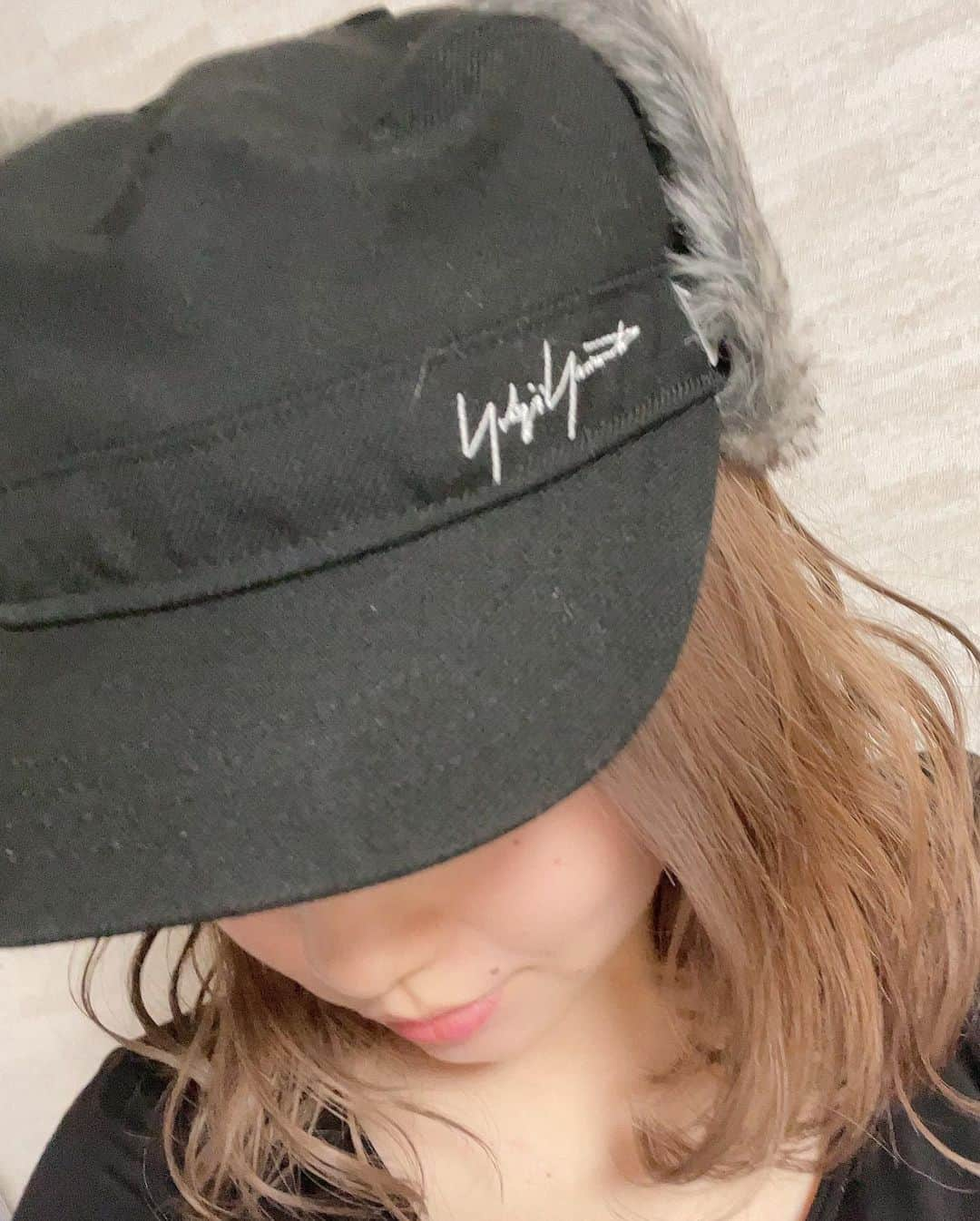 あやつるぽんさんのインスタグラム写真 - (あやつるぽんInstagram)「... Yohji Yamamoto × New Era  . 新作 . . まずは一つ目😬 ということは 二つ目も買ってしまったのさ⛑ . くっそ可愛い帽子 . 三つ目買いそうになってて 今堪えてる . ＼(^o^)💸🤷‍♂️🤷🏻🤷‍♀️ . . #新作 #yhojiyamamoto #newera #ヨージヤマモト #ニューエラ #cap #キャップ女子 #キャップ #フライトキャップ #ファー #fashion #ootd #otto #youtube #youtuber」11月6日 20時08分 - ayatsurupon