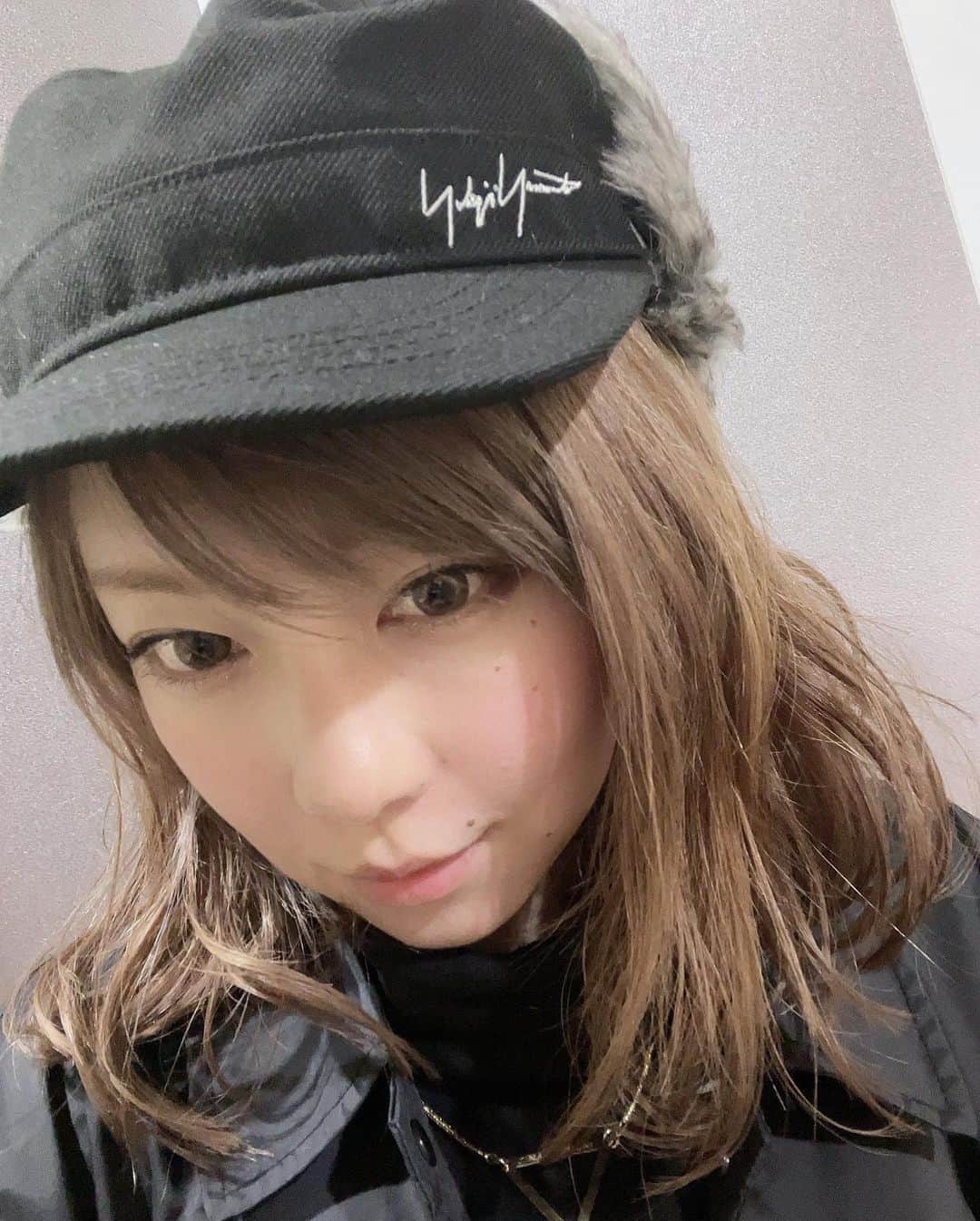 あやつるぽんさんのインスタグラム写真 - (あやつるぽんInstagram)「... Yohji Yamamoto × New Era  . 新作 . . まずは一つ目😬 ということは 二つ目も買ってしまったのさ⛑ . くっそ可愛い帽子 . 三つ目買いそうになってて 今堪えてる . ＼(^o^)💸🤷‍♂️🤷🏻🤷‍♀️ . . #新作 #yhojiyamamoto #newera #ヨージヤマモト #ニューエラ #cap #キャップ女子 #キャップ #フライトキャップ #ファー #fashion #ootd #otto #youtube #youtuber」11月6日 20時08分 - ayatsurupon