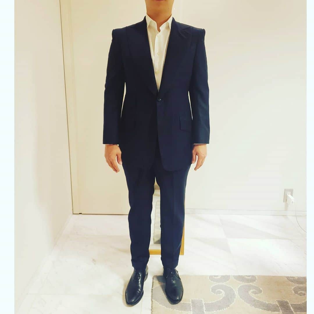 信國太志のインスタグラム：「Under Statement 控えめな美学 完璧な袖丈 #bespoketailor #suits」