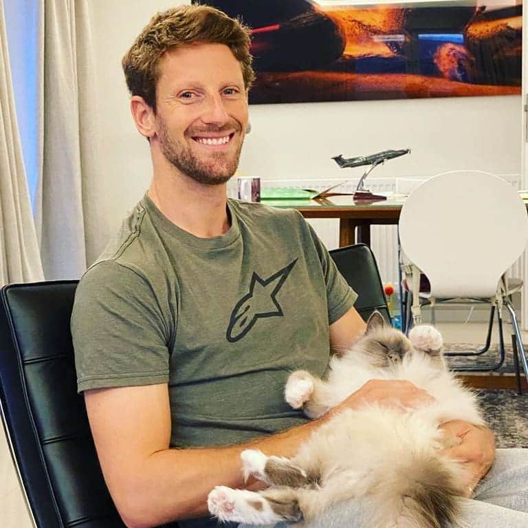 ロマン・グロージャンのインスタグラム：「Busy, do not disturb ! 🤣😴」
