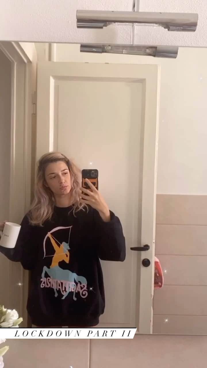 エレオノーラ・カリシのインスタグラム：「Quando sai già cosa la vita ha in serbo per te, cheers [ ☕️ vs. 🥃 ] Buongiorno #ZonaRossa #lockdownagain #celafaremo #lifemood」