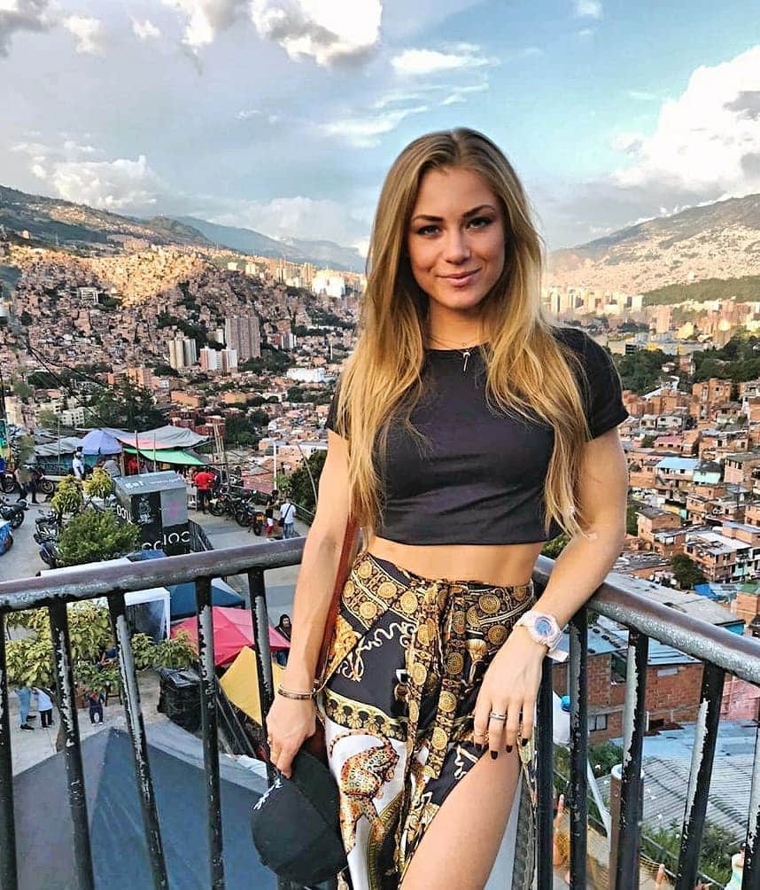 Nikki Leighさんのインスタグラム写真 - (Nikki LeighInstagram)「Taking the road less traveled by💋 4PICS! 😉  What's a place you have never been to but want to visit?!! 🇨🇴 This is my first time in South America!  Excited to have my first trip here be in Medellin!  I love it here!  2nd guessing my return to the states.... its more peaceful here.」11月6日 20時14分 - missnikkileigh