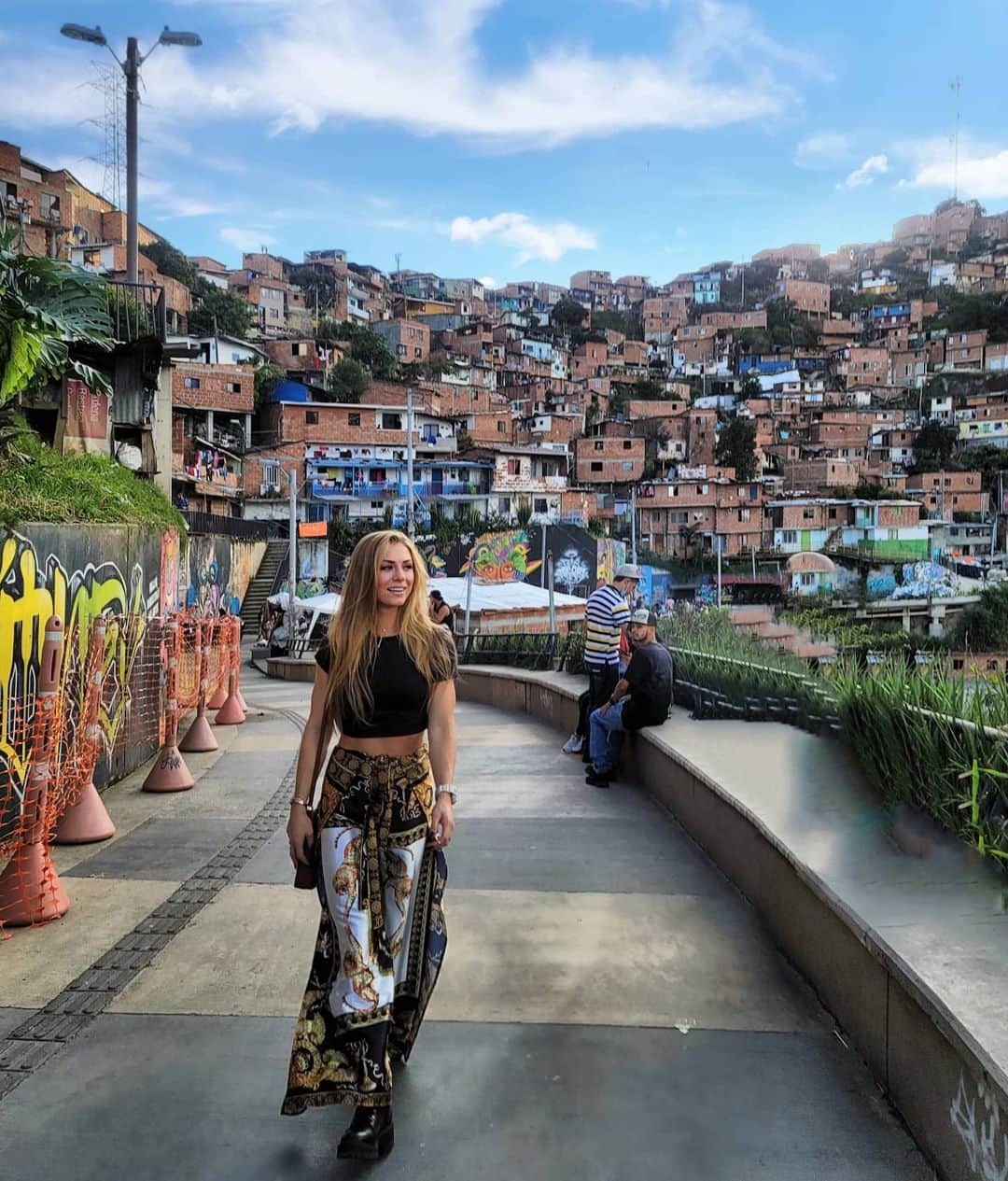 Nikki Leighさんのインスタグラム写真 - (Nikki LeighInstagram)「Taking the road less traveled by💋 4PICS! 😉  What's a place you have never been to but want to visit?!! 🇨🇴 This is my first time in South America!  Excited to have my first trip here be in Medellin!  I love it here!  2nd guessing my return to the states.... its more peaceful here.」11月6日 20時14分 - missnikkileigh