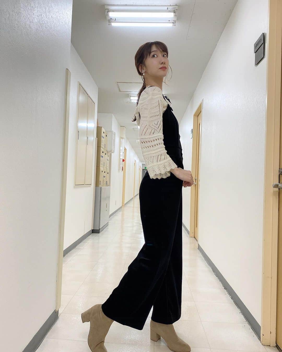 柏木由紀さんのインスタグラム写真 - (柏木由紀Instagram)「. 今日の私服✨  珍しくロンパース☺️🖤 楽ちんコーデです。  #epine #uniqlo」11月6日 20時15分 - yukikashiwagi_official