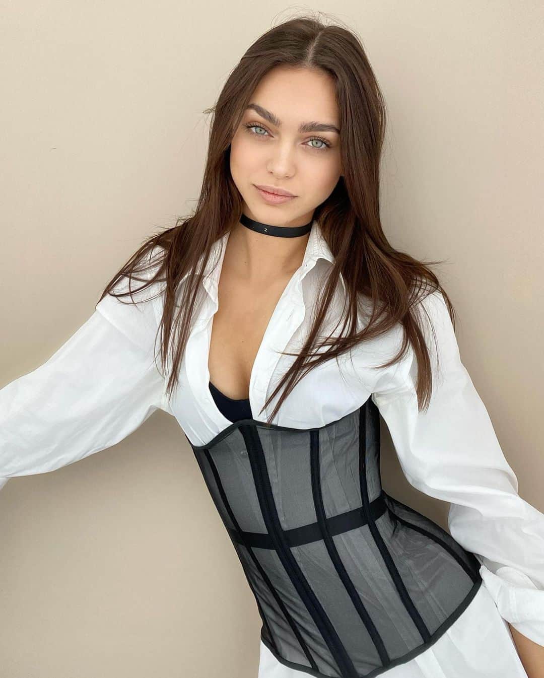 Zhenya Katavaのインスタグラム：「Без рубашки корсет ещё круче 😻.  Но это только для любимого.  🛍 @2mimor」