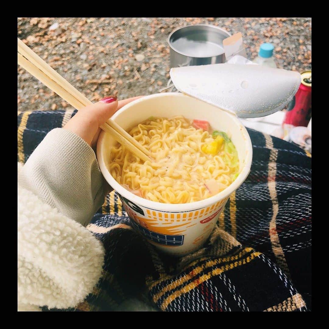 美山加恋のインスタグラム：「実は…集めていたキャンプグッズがだいたい出揃ったので…﻿ ﻿ ソロキャンしてきました‼︎‼︎﻿ ﻿ わ〜い✨🎊﻿ ﻿ 興味津々だった…‼︎﻿ ﻿ 初めてだったので、いろいろと練習含めてデイキャンプ。﻿ ﻿ ﻿ 目標の【居住空間をつくる】と【カップヌードルを食べる】を無事クリアしてなんだか充実感を味わいました☺️﻿ ﻿ ﻿ ソロキャン1食目は「カップヌードル」」