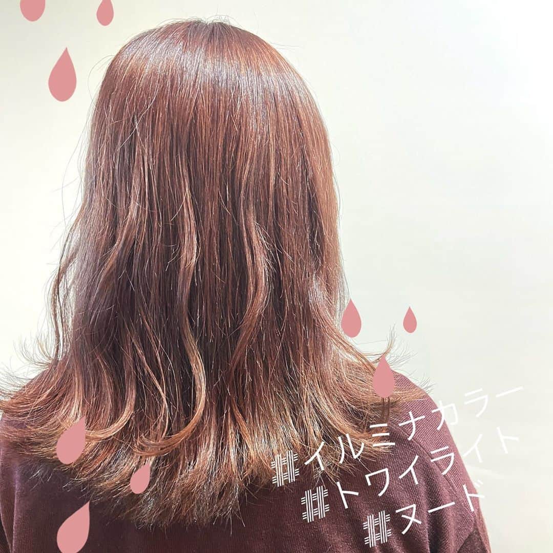 のインスタグラム：「. 若林店の松原です🐰 . ストレートとイルミナカラーをさせて頂きました！ スタイリングに合わせたストレートと、 柔らかさのでるくすみピンクのカラーで いつもとは違うスタイルを楽しめます💗🤎 . ストレートは部分的にかけることもできるので、クセやうねりが気になる方はぜひご相談下さい😌✨ . #ストレートパーマ#秋カラー#トワイライト#ヌード#ゆる巻き#コテ巻き #豊田市#豊田美容室#若林#八橋#中根#サロンドかづみ#kazumi#ヘアー#ヘアセット#hair#ヘアアレンジ#ヘアメイク#ヘアスタイル#ヘアカラー#イルミナカラー#ファッション#着付け#サロンスタッフ募集」