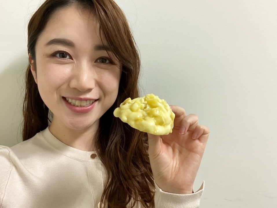 上山真未さんのインスタグラム写真 - (上山真未Instagram)「﻿ 鬼まんじゅうの写真を見ていたら﻿ また食べたくなり…﻿ 今日のおやつも鬼まんじゅうです✌️💓﻿ ﻿ お店のと比べると、私の作ったのは﻿ さつま芋が多かったなと再認識しました。笑﻿ ﻿ #鬼まんじゅう　#さつま芋 #上山真未　#アナウンサー」11月6日 20時33分 - ueyama_mami