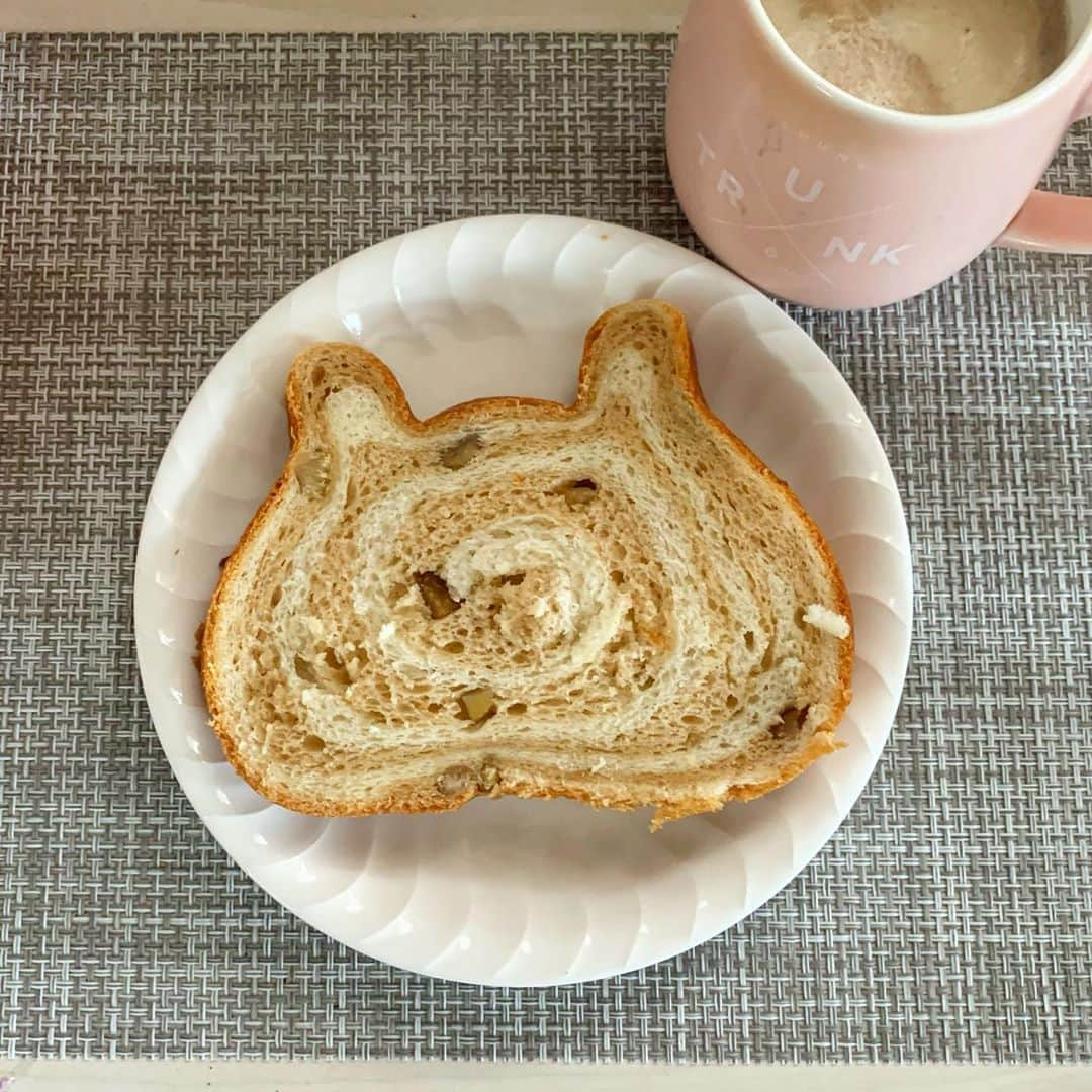 間瀬遥花さんのインスタグラム写真 - (間瀬遥花Instagram)「. . 今日の朝ごはん可愛かったの🐱 . なんでもかんでも期間限定に弱すぎる〜 モンブラン味！ . . . #今日の朝ごはん #今日の朝食 #今日の朝 #ねこねこ食パン #ねこパン #猫パン #モンブラン #秋限定 #期間限定 #朝ごはん #朝ごぱん #コーヒー #コーヒーのある暮らし #コーヒー好き」11月6日 20時25分 - maseharu_929