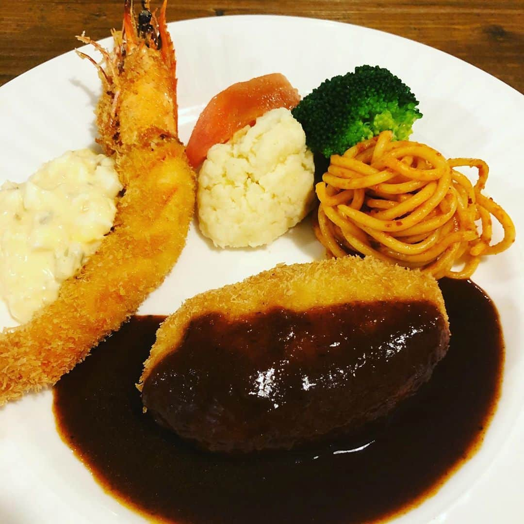 木本武宏さんのインスタグラム写真 - (木本武宏Instagram)「神戸の洋食屋ナカムラ 合挽きのハンバーグはこれでもかってくらい丁寧にこねていて舌触りがなめらか。 ナツメグやスパイスを一切使わず塩と玉ねぎの甘みで味がビシッと決まっていて、こんなに美味しい合挽きハンバーグはなかなか出会えない程でした。  エビクリームコロッケと有頭エビフライも絶品で二つで500円という安さ。  帰り際に奥様が「いつもインスタ見てます」と言ってくれて滅多にないことだけにめちゃくちゃ嬉しかった😭  三宮に行かれる時は是非寄って欲しい名店！！」11月6日 20時26分 - tkokimoto