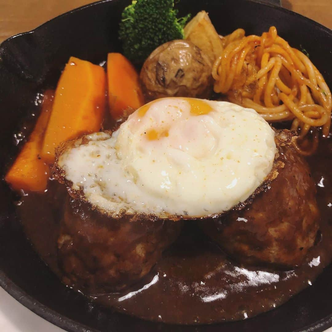 木本武宏さんのインスタグラム写真 - (木本武宏Instagram)「神戸の洋食屋ナカムラ 合挽きのハンバーグはこれでもかってくらい丁寧にこねていて舌触りがなめらか。 ナツメグやスパイスを一切使わず塩と玉ねぎの甘みで味がビシッと決まっていて、こんなに美味しい合挽きハンバーグはなかなか出会えない程でした。  エビクリームコロッケと有頭エビフライも絶品で二つで500円という安さ。  帰り際に奥様が「いつもインスタ見てます」と言ってくれて滅多にないことだけにめちゃくちゃ嬉しかった😭  三宮に行かれる時は是非寄って欲しい名店！！」11月6日 20時26分 - tkokimoto