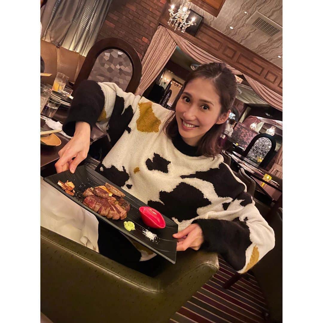 春輝のインスタグラム：「ステーキなので牛柄ニット🐄  #ステーキ #春輝#Haruki」