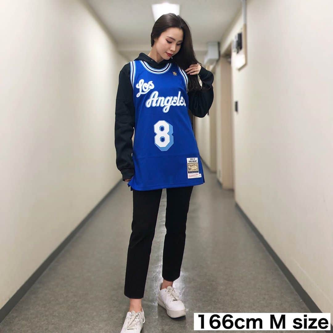 セレクションスタッフのインスタグラム：「.﻿ ﻿ 𝑲𝑶𝑩𝑬 𝑩𝑹𝒀𝑨𝑵𝑻 💙💙💙﻿ ﻿ ﻿冬はフーディ合わせ👍  model:166cm M size ﻿ ﻿ #nba #レイカーズ #lakers #kobe #コービーブライアント #コービー #ストリートファッション #ストリートコーデ #セレクション新宿 #セレクション大阪 #kobebryant #ブラックマンバ #blackmamba #nba好きと繋がりたい #nbaジャージ倶楽部 #ミッチェルアンドネス ﻿」